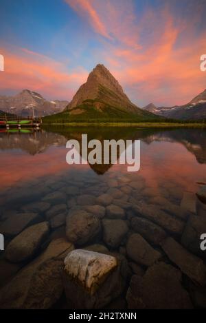 Belle lumière du matin avec le Mont Grinnell au lac SwiftCurrent, parc national Glacier, Montana Banque D'Images