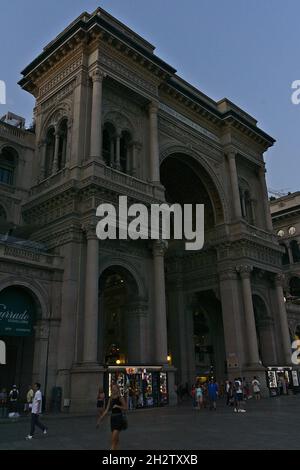 MILAN, ITALIE - 03 septembre 2019 : l'entrée de l'arche triomphale de la galerie Vittorio Emanuele II, Milan, Italie Banque D'Images