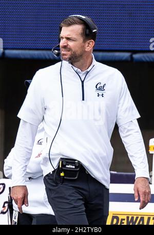 Octobre 23 2021 Berkeley, CA USA l'entraîneur-chef de Californie Justin Wilcox sur la touche pendant le match de football NCAA entre les Colorado Buffaloes et les California Golden Bears.La Californie a gagné 26-3 au terrain de FTX au stade California Memorial.Thurman James / CSM Banque D'Images