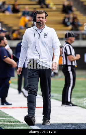 Octobre 23 2021 Berkeley, CA USA l'entraîneur-chef de Californie Justin Wilcox sur la touche pendant le match de football NCAA entre les Colorado Buffaloes et les California Golden Bears.La Californie a gagné 26-3 au terrain de FTX au stade California Memorial.Thurman James / CSM Banque D'Images