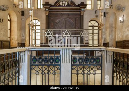 Autel de la synagogue juive historique de Maimonides ou de la synagogue de Dhah Moshe avec entrée en bois à l'extrémité, district de Gamalia, le Caire, Égypte Banque D'Images