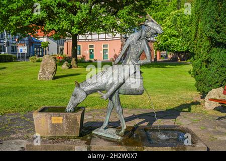 Münchhausenbrunnen, 'Das halbe Pferd', Baron von Münchhausen, Münchhausenstadt Bodenwerder, Niedersachsen,Allemagne Banque D'Images