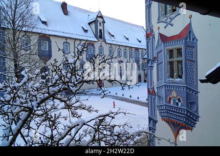 Le beau château haut d'hiver à Fuessen en Bavière, Allemagne Banque D'Images