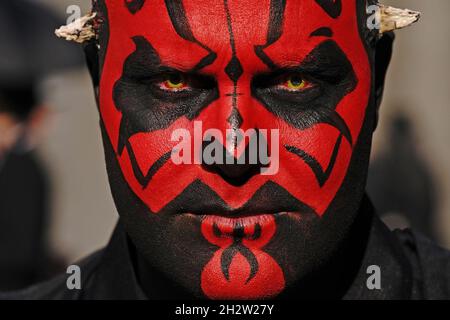 Daryn Clements, cojoueur, s'est habillé comme Darth Maul de Star Wars pendant la troisième journée de MCM Comic con à l'Excel London, dans l'est de Londres.Date de la photo: Dimanche 24 octobre 2021. Banque D'Images