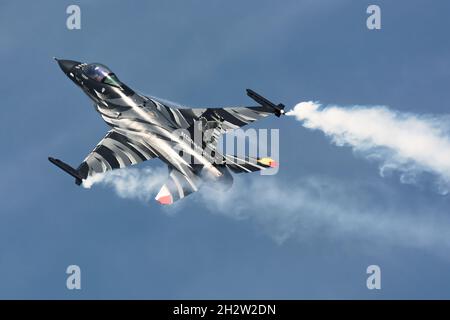 Radom, Pologne - 25 août 2018 : salon Radom Air Show - Force aérienne belge F-16 (FA-101) volant de fumée Banque D'Images