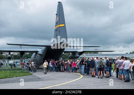 Radom, Pologne - 25 août 2018 : salon Radom Air Show - foule en file d'attente pour entrer dans le C-130 Hercules (92-1533) Banque D'Images