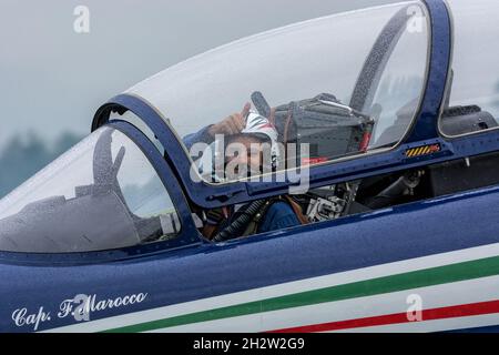 Radom, Pologne - 25 août 2018: Radom Air Show - Frecce Tricolori pilote à Aermacchi MB-339 accueille le public Banque D'Images