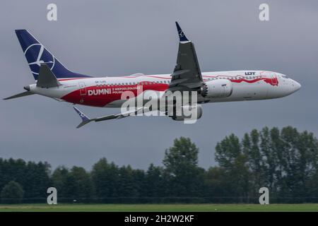 Radom, Pologne - 25 août 2018: Salon de l'air de Radom - Boeing 737 Max (SP-LVD) dans un passe-bas spécial volant de la décoration Banque D'Images