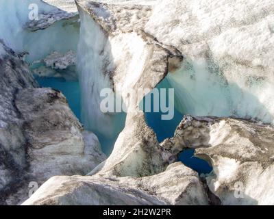 Crevasse bleu foncé dans le bouclier de glace du Groenland Banque D'Images