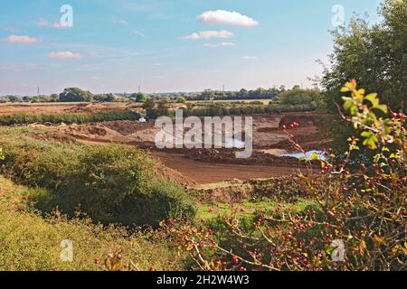 Eau de surface dans les fouilles de carrières près du village de Cromwell, près de Newark, dans le Nottinghamshire, en Angleterre Banque D'Images