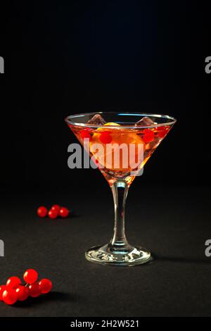 Buvez avec du viburnum rouge, du citron et de la glace.Boisson rafraîchissante, cocktail sans alcool. Banque D'Images