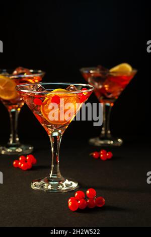 Buvez avec du viburnum rouge, du citron et de la glace.Boisson rafraîchissante, cocktail sans alcool. Banque D'Images