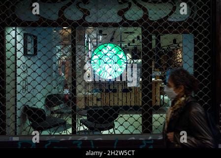 Espagne.23 octobre 2021.Un café Starbucks fermé est vu la nuit dans une rue de Barcelone, Espagne, le 23 octobre 2021.L'industrie hôtelière se remet encore de la crise économique causée par les restrictions de Covid-19.(Photo par Davide Bonaldo/Sipa USA) crédit: SIPA USA/Alay Live News Banque D'Images
