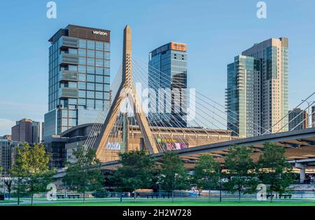 Vue sur le Leonard Zakim Memorial Bridge et les gratte-ciel de Boston depuis le côté de Charlestown dans l'État du Massachusetts. Banque D'Images
