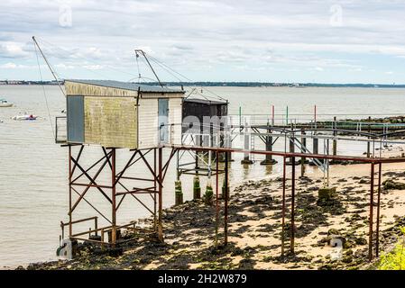 Cabanes et filets de pêche tout le long de la rive à St Nazaire, France Banque D'Images