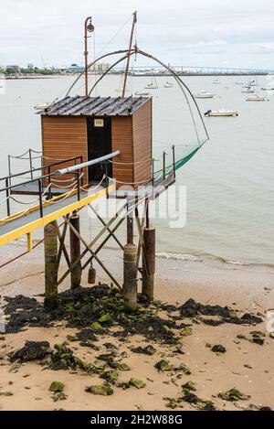 Cabanes et filets de pêche tout le long de la rive à St Nazaire, France Banque D'Images