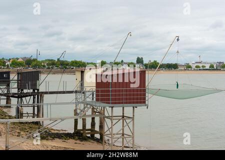 Cabanes et filets de pêche tout le long de la rive à St Nazaire, France Banque D'Images