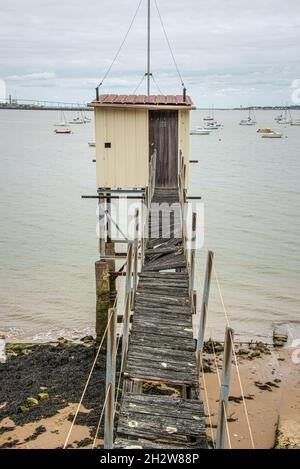 Cabanes et filets de pêche tout le long de la rive à St Nazaire, France Banque D'Images