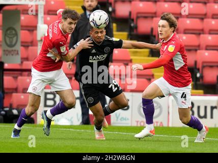 Barnsley, Royaume-Uni.24 octobre 2021. Lliman Ndiaye, de Sheffield Utd (C), est accompagné de Callum Styles, de Barnsley (R), et de Liam Kitching, de Barnsley (L), lors du match du championnat Sky Bet à Oakwell, Barnsley.Le crédit photo devrait se lire: Andrew Yates/Sportimage crédit: Sportimage/Alay Live News Banque D'Images