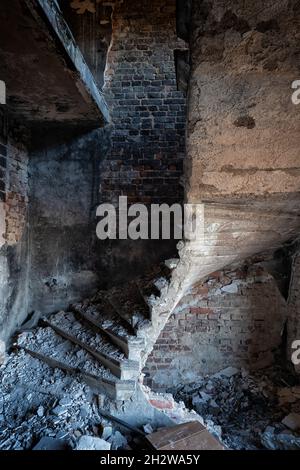 Escaliers en spirale dans un manoir abandonné intérieur effrayant, exploration urbaine. Banque D'Images