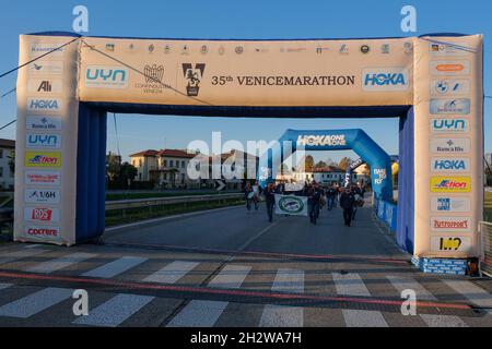 Venise, Italie.24 octobre 2021.Point de départ lors de la 35e Confindustria Venezia Venidemarathon, Marathon à Venise, Italie, octobre 24 2021 crédit: Independent photo Agency/Alay Live News Banque D'Images