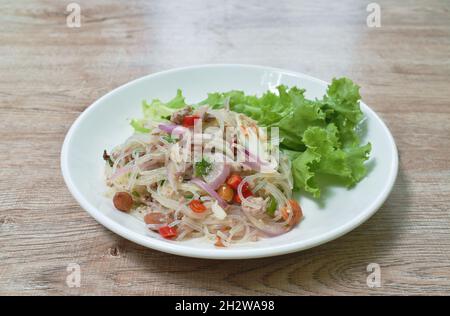 Nouilles en verre épicées avec hacher le porc et l'oignon salade thaïlandaise sur l'assiette Banque D'Images