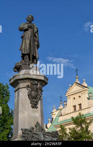 Monument Adam Mickiewicz et église carmélite à Varsovie, Pologne, statue néo-classique de 1898 par Cyprian Gobbski. Banque D'Images