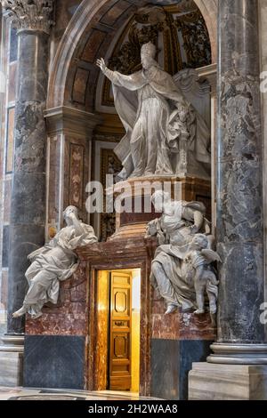 Monument à Benoît XIV, construit en 1769 par Bracci dans l'intérieur de la basilique Saint-Pierre, Vatican Banque D'Images