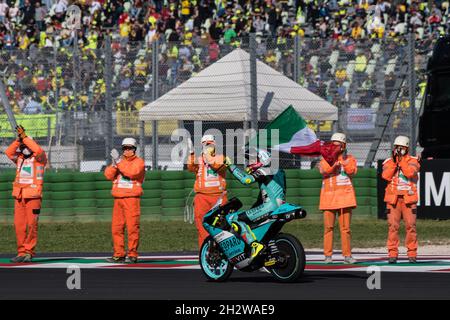 Misano Adriatico, Rimini, Emilia-Romagn, Italie.24 octobre 2021.MotoGP Motorcycle Racing, Gran Premio Nolan del Made in Italy, Race Day; Dennis Foggia (Leopard Racing) moto3 rider applaudit les fans Credit: Action plus Sports/Alay Live News Banque D'Images