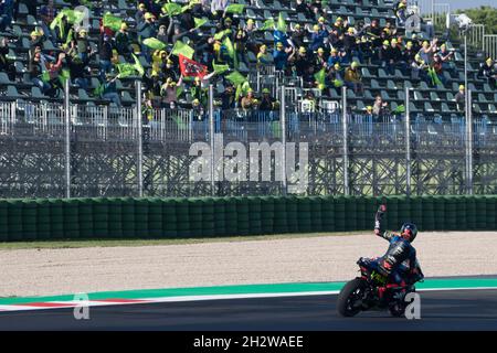 Misano Adriatico, Rimini, Emilia-Romagn, Italie.24 octobre 2021.MotoGP Motorcycle Racing, Gran Premio Nolan del Made in Italy, Race Day; MarcoBezzecchi (SKY Racing Team VR46) mot2 pilote applaudit les fans Credit: Action plus Sports/Alay Live News Banque D'Images