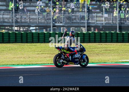 Misano Adriatico, Rimini, Emilia-Romagn, Italie.24 octobre 2021.MotoGP Motorcycle Racing, Gran Premio Nolan del Made in Italy, Race Day; MarcoBezzecchi (SKY Racing Team VR46) mot2 pilote applaudit les fans Credit: Action plus Sports/Alay Live News Banque D'Images