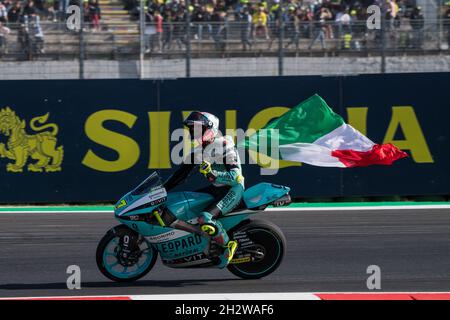 Misano Adriatico, Rimini, Emilia-Romagn, Italie.24 octobre 2021.MotoGP Motorcycle Racing, Gran Premio Nolan del Made in Italy, Race Day; Dennis Foggia (Leopard Racing) moto3 rider applaudit les fans Credit: Action plus Sports/Alay Live News Banque D'Images