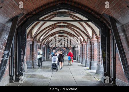 Berlin, Allemagne, personnes sur le trottoir inférieur du pont Oberbaum (Oberbaumbrucke) sur la rivière de la flèche Banque D'Images