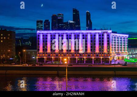 Moscou, Russie - 28 mai 2017 : vue sur l'hôtel Radisson Slavyanskaya illuminé la nuit et réfléchissant dans la rivière Moskova. Banque D'Images