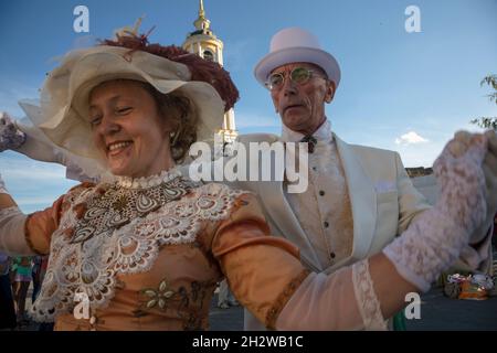 Suzdal, Russie.8 août 2015.Des gens en vêtements du XIXe siècle dansant dans la rue principale de la ville médiévale de Suzdal lors de la célébration de la Journée de la ville, Vladimir oblast, Russie Banque D'Images