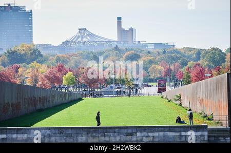 24 octobre 2021, Berlin: Des arbres rouges, jaunes et verts se tiennent entre le Spreebogenpark et la Platz der Republik pendant que les gens passent et font prendre leurs photos.Photo: Annette Riedl/dpa Banque D'Images