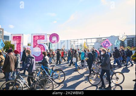 Berlin, Allemagne.24 octobre 2021.Les manifestants marchent avec de la musique et des banderoles à travers le Kronprinzenbrücke.Plusieurs centaines de personnes issues de différents mouvements sociaux démontrent une meilleure politique climatique et une plus grande justice sociale.Credit: Annette Riedl/dpa/Alay Live News Banque D'Images