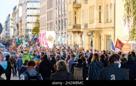 Berlin, Allemagne.24 octobre 2021.Les manifestants marchent avec de la musique et des bannières à travers Reinhardtstraße.Plusieurs centaines de personnes issues de différents mouvements sociaux démontrent une meilleure politique climatique et une plus grande justice sociale.Credit: Annette Riedl/dpa/Alay Live News Banque D'Images