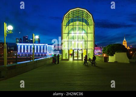 Moscou, Russie - 28 mai 2017 : vue sur l'hôtel Radisson Slavyanskaya illuminé la nuit et réfléchissant dans la rivière Moskova.Socle coloré Banque D'Images