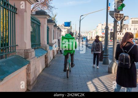 Moscou, Russie - Okt 15.2021. Le travailleur du club de livraison fait son vélo sur une rue de Stenka Banque D'Images