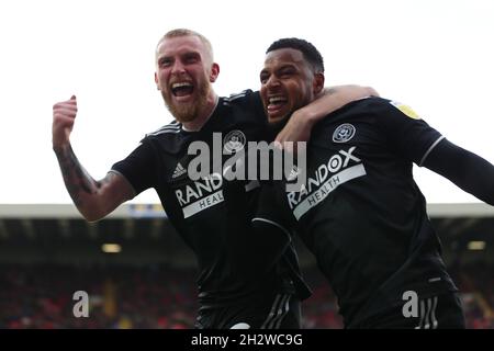 BARNSLEY, ROYAUME-UNI.24 OCTOBRE Oli McBurnie, Sheffield United (9), célébrant aux côtés de son coéquipier Lys Mousset (11) peu après le deuxième but du match des Blades lors du championnat Sky Bet entre Barnsley et Sheffield United à Oakwell, Barnsley, le dimanche 24 octobre 2021.(Crédit : Emily Moorby | MI News) crédit : MI News & Sport /Alamy Live News Banque D'Images