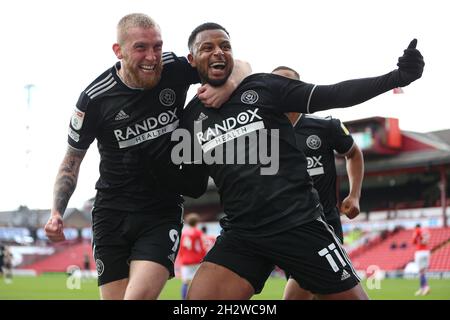 BARNSLEY, ROYAUME-UNI.24 OCTOBRE Oli McBurnie, Sheffield United (9), célébrant aux côtés de son coéquipier Lys Mousset (11) peu après le deuxième but du match des Blades lors du championnat Sky Bet entre Barnsley et Sheffield United à Oakwell, Barnsley, le dimanche 24 octobre 2021.(Crédit : Emily Moorby | MI News) crédit : MI News & Sport /Alamy Live News Banque D'Images