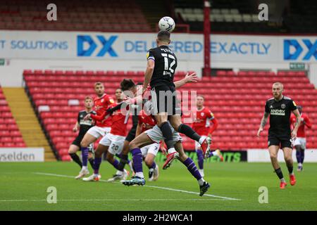 BARNSLEY, ROYAUME-UNI.24 OCT John Egan (12) de Sheffield United, qui sort d'un cueilleur lors du match de championnat Sky Bet entre Barnsley et Sheffield United à Oakwell, Barnsley, le dimanche 24 octobre 2021.(Crédit : Emily Moorby | MI News) crédit : MI News & Sport /Alamy Live News Banque D'Images