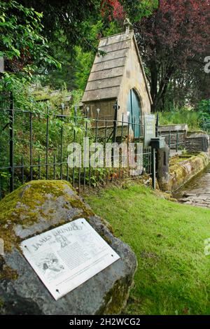 La Fontaine du Mémorial de Brindley et les creux d'eau à Wormhill, Peak District à la mémoire de l'ingénieur civil James Brindley, né dans la paroisse.ROYAUME-UNI Banque D'Images