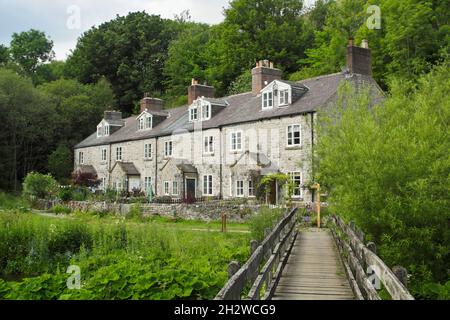 Blackwell Mill cottages sur la rivière Wye, Upper Wye Valley près de Buxton, Peak District, Derbyshire, Angleterre, Royaume-Uni. Banque D'Images