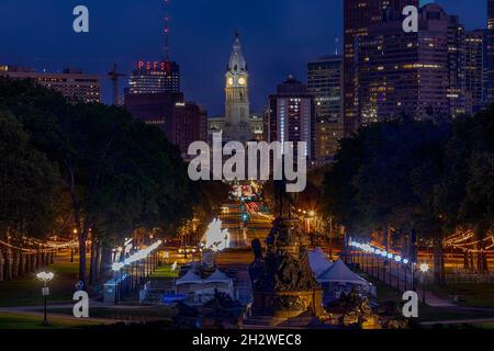 Benjamin Franklin Parkway, lumineux après la tombée de la nuit, vu depuis la plaza en face du musée d'art de Philadelphie, au sommet des « Rocky Steps ».(dans la Banque D'Images