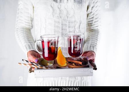 Femme tenant un plateau avec vin chaud Banque D'Images