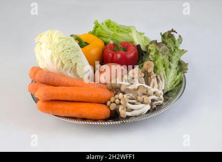 légumes dans un plateau en acier inoxydable isolé sur fond blanc Banque D'Images