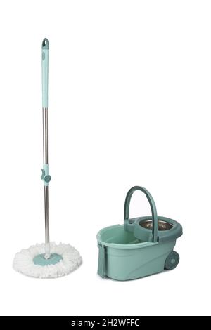 Le nettoyage vert mop et du godet isolé sur fond blanc Banque D'Images