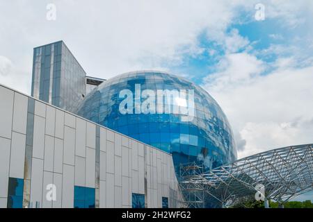 Kaliningrad, Russie.1er juin - 2021.Bâtiment moderne du Musée de l'Océan mondial sous la forme d'un globe Banque D'Images